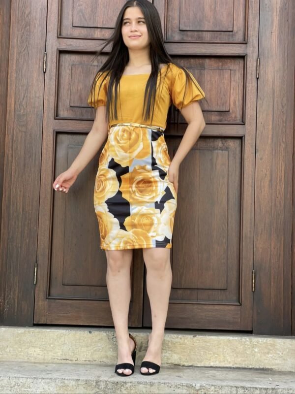 Vestido al cuerpo, cuello cuadrado